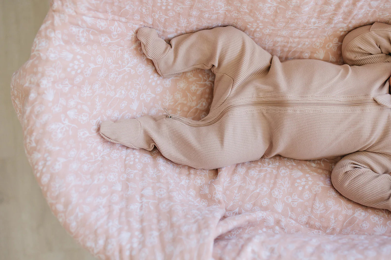 Dormeuse côtelé en coton bio Mebie Baby - Rosé