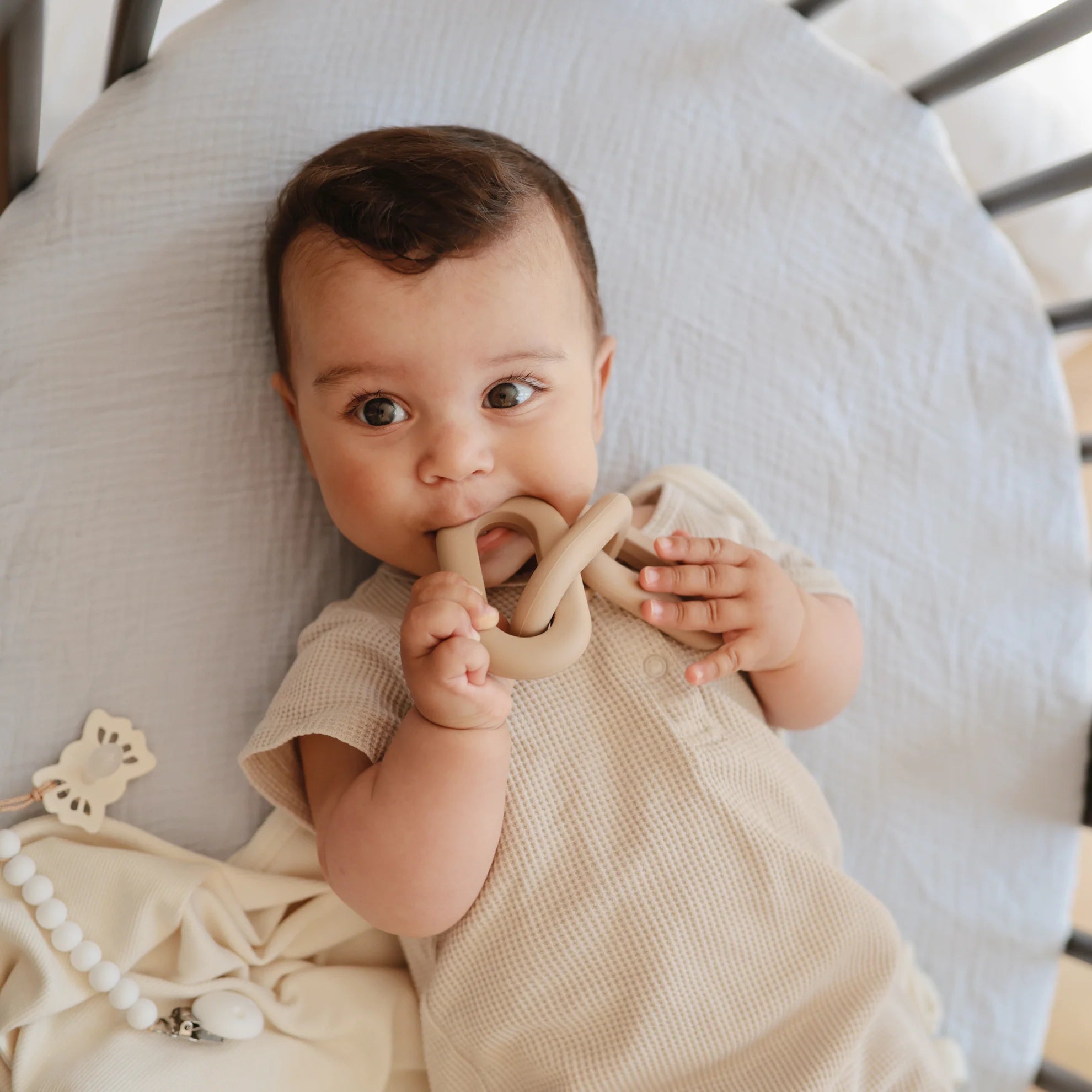 Mitaine de dentition pour bébé 3-12 mois Cannelle MALARKEY KIDS, Vente en  ligne de Jouet d'éveil