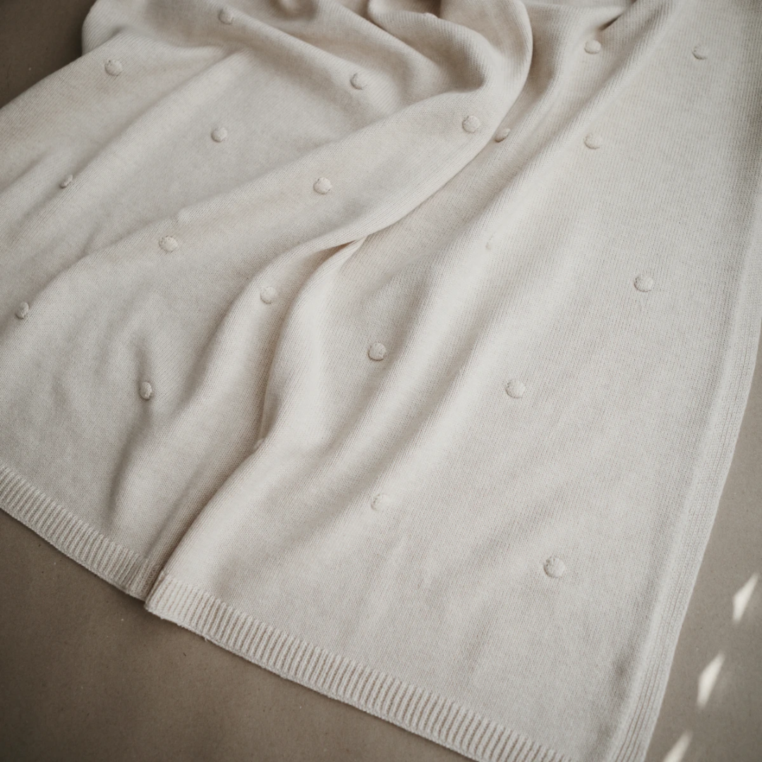 Couverture à pois en tricot Mushie - Blanc cassé