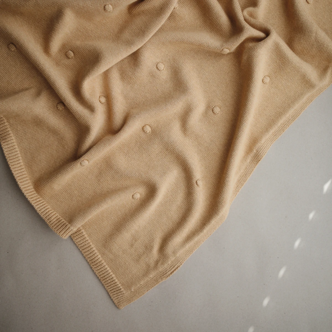 Couverture à pois en tricot Mushie - Moutarde