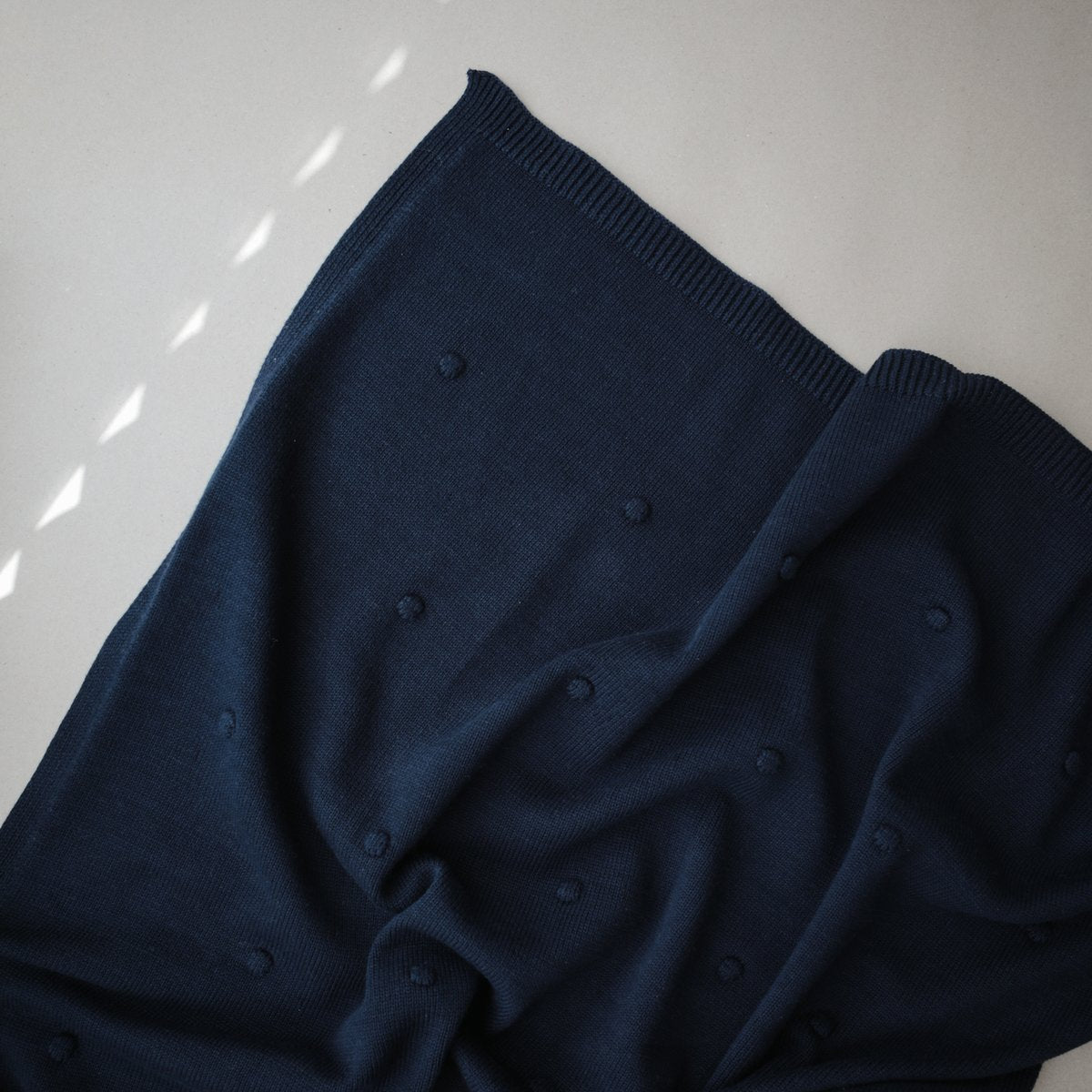 Couverture à pois en tricot Mushie - Bleu marin foncé