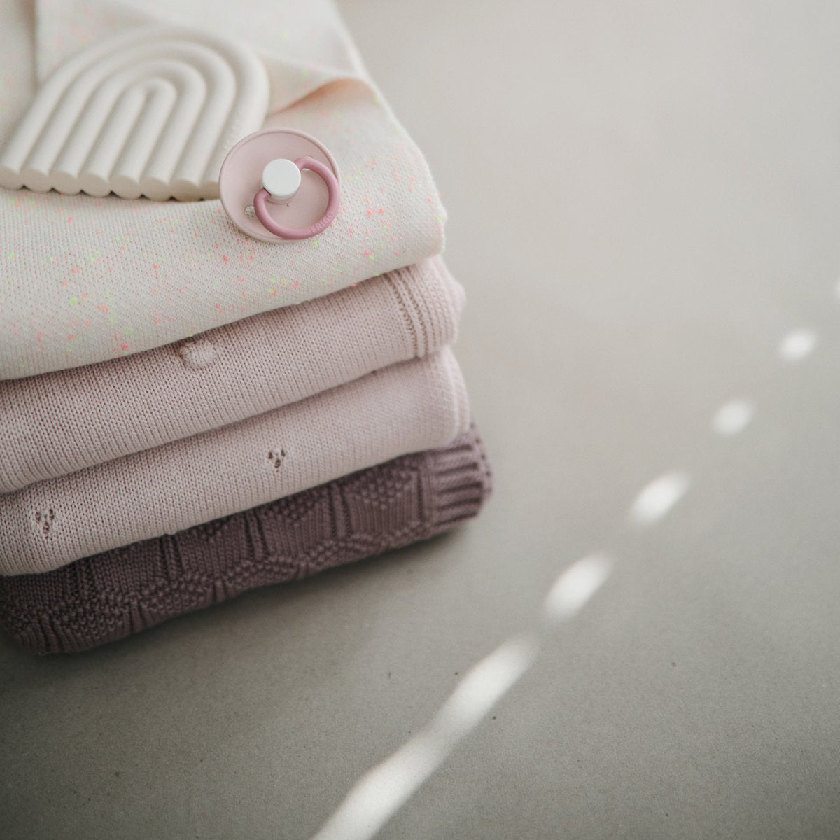 Couverture à pois en tricot Mushie - Rosé