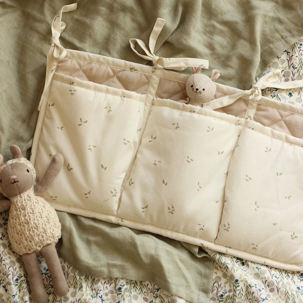 Pochette de rangement pour lit de bébé Avery Row - Nettle scatter