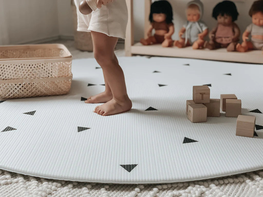 Tapis de jeu rond pour bébé Ofie Little Bot® - Lignes zen et triangles (Livraison 3-4 semaines)