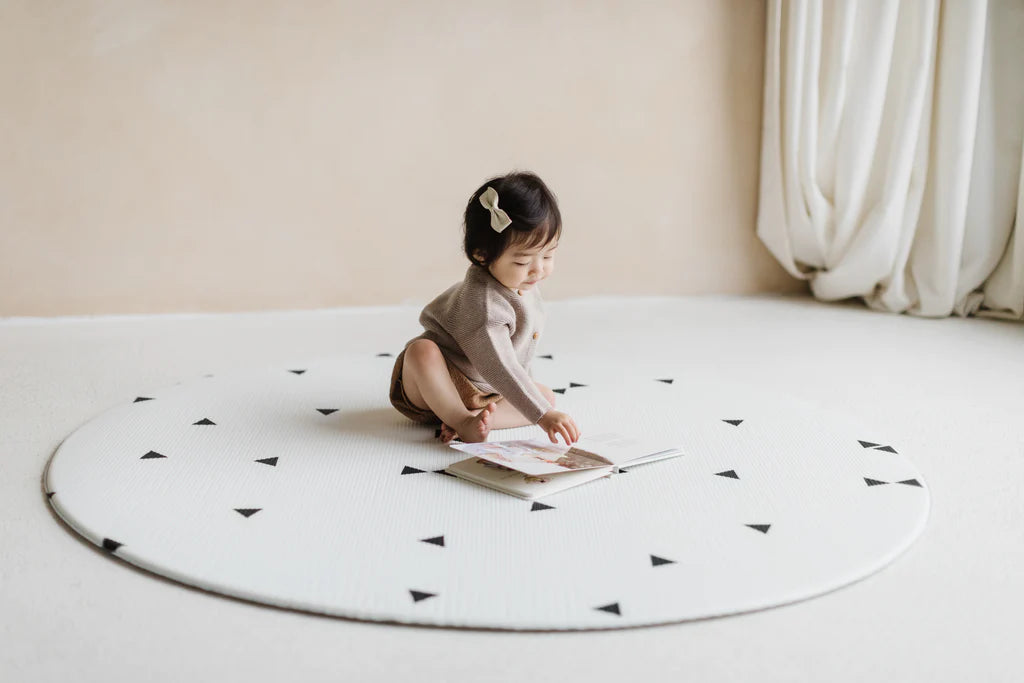Tapis de jeu rond pour bébé Ofie Little Bot® - Lignes zen et triangles (Livraison 3-4 semaines)
